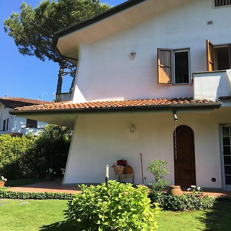 Holiday Home Villetta Cinquale Bagian luar foto