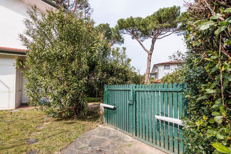 Holiday Home Villetta Cinquale Bagian luar foto