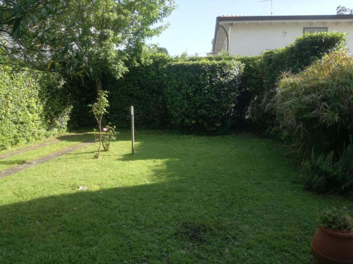 Holiday Home Villetta Cinquale Bagian luar foto